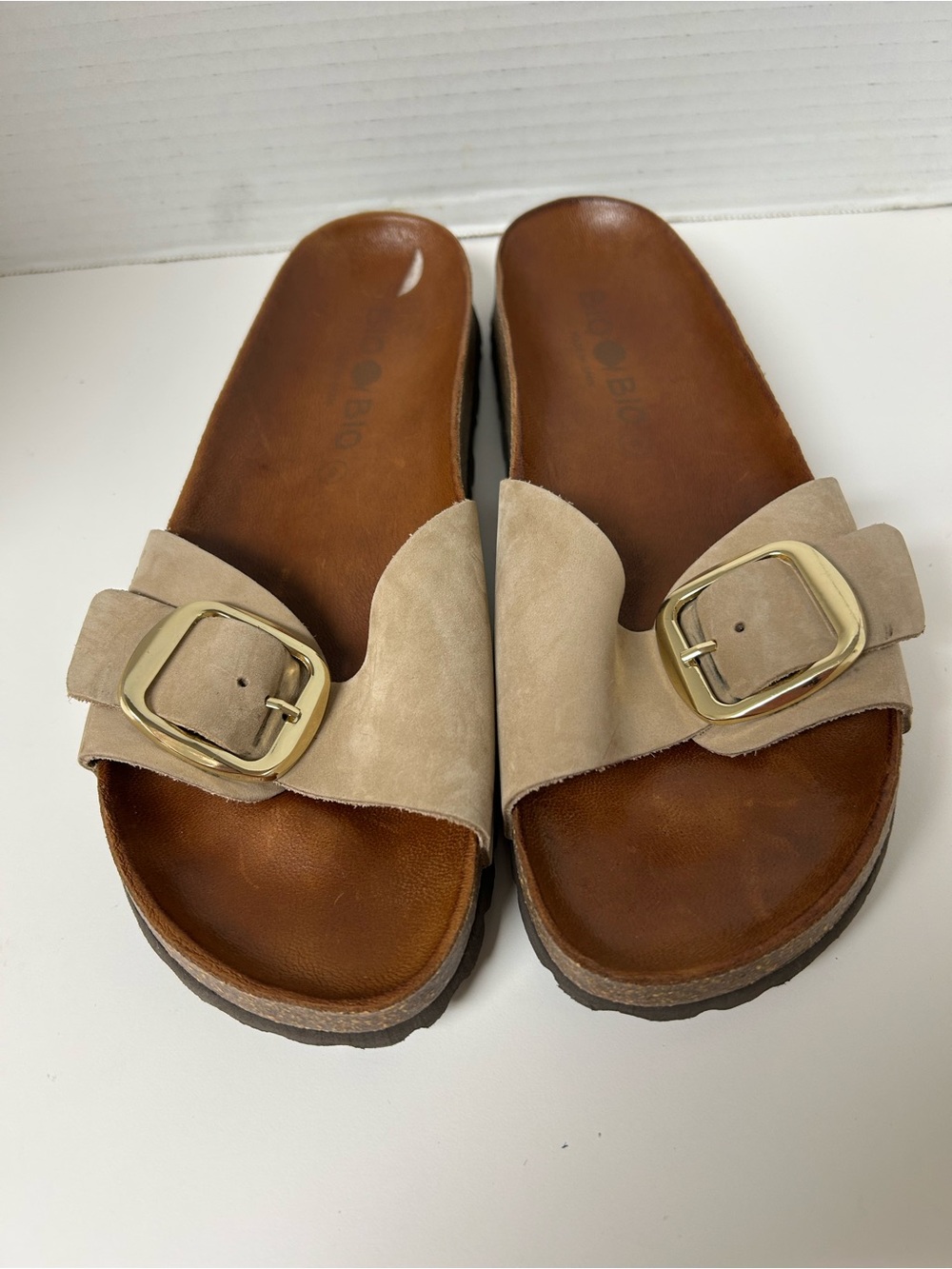 Bio Bio Tan Suede Gold Buckle Slide Sandals Size 9 Boho Lagenlook Grandma